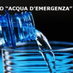 ENTE DI GOVERNO DELL’AMBITO TERRITORIALE OTTIMALE N. 6 ALESSANDRINO COMUNICATO STAMPA Inaugurazione cisterna Montecastello L’acqua è vita, ma se l’acqua non c’è? Fiumi e laghi ai minimi storici, problemi di sversamenti in acqua, ondate di caldo e scarsità d’acqua sempre più frequenti: è evidente che bisogna correre ai ripari su più fronti con soluzioni di breve e lungo termine. “Questo progetto rappresenta un utilissimo aiuto per la nostra comunità al fine affrontare le eventuali emergenze che si possono presentare sul nostro territorio. Nel 2020 Montecastello ha dovuto procedere alla chiusura definitiva dell’unico pozzo di approvvigionamento della rete idrica per la presenza di sostanze Pfas, obbligando il gestore ad attivare un’interconnessione con altre reti acquedottistiche. Tutto ciò dimostra la necessità di avere sempre a disposizione sistemi efficaci e pratici per gestire situazioni imprevedibili. Grazie al contributo di Egato6 e il conseguente acquisto delle due cisterne dotate di sistema di distribuzione, si è in grado di garantire in tempi rapidi l’approvvigionamento idrico alla popolazione” - dichiara il Sindaco Gianluca Penna. “L’esperienza degli scorsi anni - afferma il Presidente dell’Egato6 Giacomo Perocchio - ci ha insegnato che tra le soluzioni concrete che possono essere messe in pratica per far fronte alle situazioni di emergenza che si verificano sul territorio, è avere idonei sistemi di stoccaggio mobile per acqua potabile da mettere a disposizione della cittadinanza per approvvigionarsi in situazioni di emergenza. A tal fine questa Egato6 ha deciso di avviare il “progetto Acqua d’Emergenza” per i Comuni interessati e ricadenti nell’ATO6 alessandrino. L’idea è quella di contribuire all’acquisto da parte dei Comuni di cisterne mobili.” L’Egato6 ha messo a disposizione un contributo per un importo massimo pari a € 5.000 per i Comuni che ne hanno fatto richiesta. “Nell’assegnare i fondi – precisa il direttore dell’Egato6 Adriano Simoni – è stata data la priorità ai comuni che negli anni 2022 e 2023 hanno subito maggiormente gli effetti della crisi idrica emanando specifiche ordinanze”. Il finanziamento è servito per l’acquisto di cisterne mobili da qualche metro cubo che siano facili da maneggiare e da poter piazzare in punti strategici per distribuire acqua in caso di interruzioni del servizio con la clausola di fare rete tra i vari comuni e dare in prestito le cisterne in caso di bisogno. Il Comune di Montecastello, tra i beneficiari del contributo, ha acquistato due cisterne ed è lieto di annunciarne l’inaugurazione giovedì 31 luglio ore 10 presso l’impianto Amag Reti Idriche in Via Isorella a Montecastello e invita tutta la cittadinanza a partecipare.